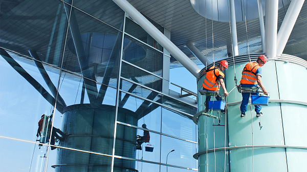 Мытьё фасадов торгового центра в Королёве